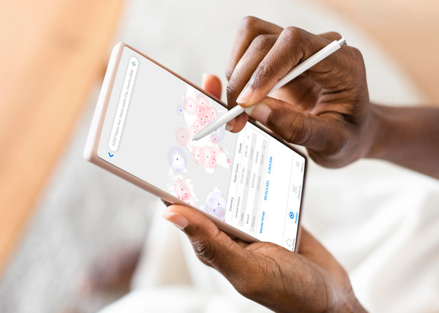 Event coordinator using a live board app to track vendor status